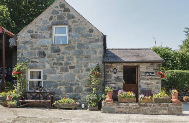 YSGUBOR NEWYDD, family friendly, with a garden in Conwy