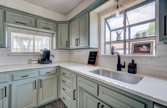 Yukon Boho Bungalow w/ Huge Kitchen just off I-40
