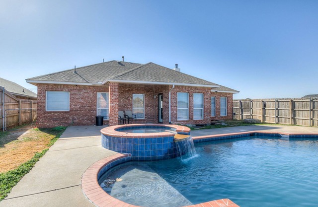 Yukon Finest Frontier House with Spa and Pool Minutes from Bricktown