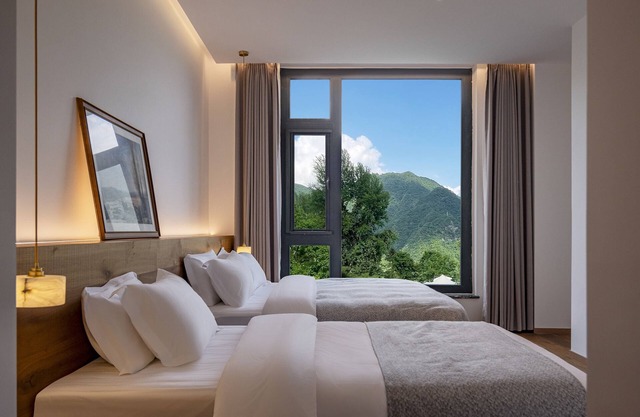 Yunfu Mid Hill Resort Hotel