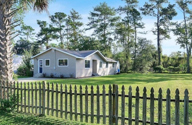 ~Yuuuuge Yard Sleeps 8 Near Avenues Mall~