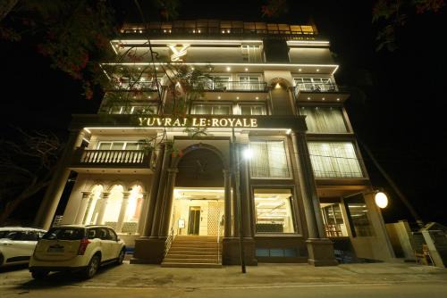 Yuvraj Le: Royale