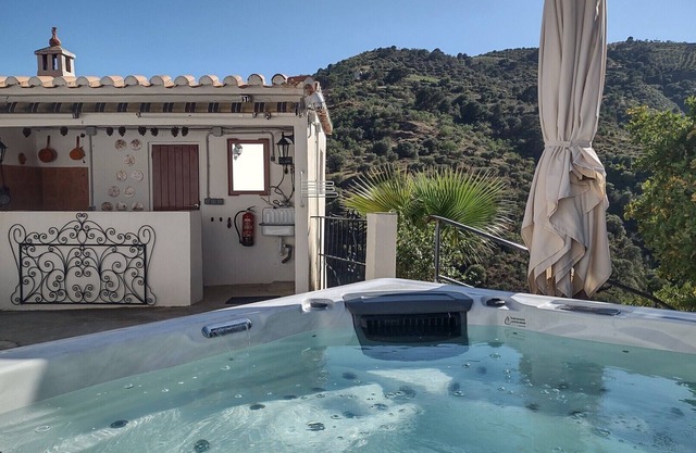 ZazaBi, un oasis de silencio y el aire libre Disfruta el jacuzzi.
