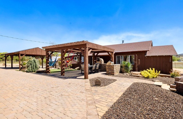 Zebra Retreat Experience on ZEBRA ranch | 3Br, open living area| hottub|outdoor kitchen| & firepit