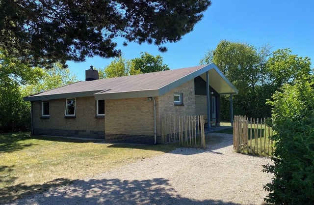 Zeekraal is a renovated house on Roosdunen (Ballum) near the forest and outdoor swimming pool.