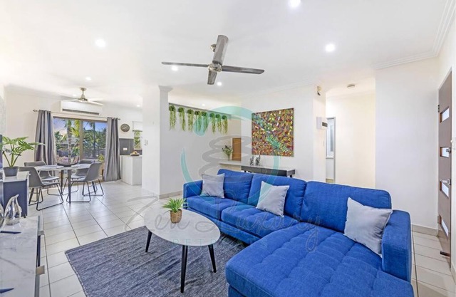 Zen by the Coast: 2-BR Cozy Retreat Near Uni/Shops
