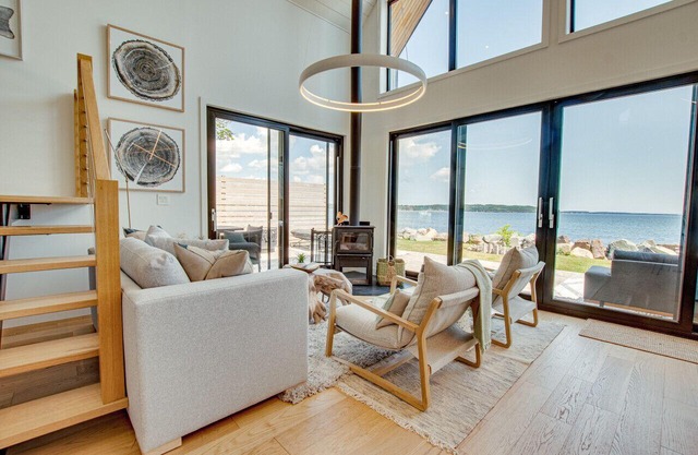 Zen Oceanfront Chalet- Hot Tub & Sauna - Private