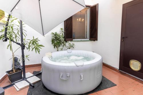Zen Retreat with Jacuzzi, Patio & Private Garage Plus Automatic Check in 24 7 with Netflix Dazn and Disney Plus