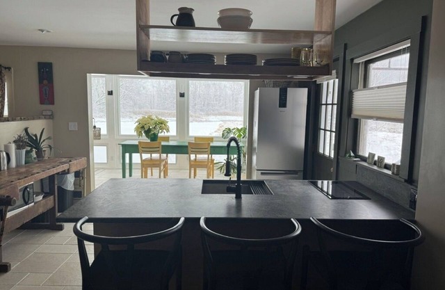 Zen Riverfront studio w/ Spa steam shower, wood stove, SKI Catamount /Butternut