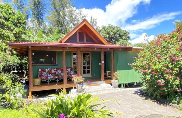 Sweet Seaview Sanctuary near Ocean, Black Sand Beach & Kalani