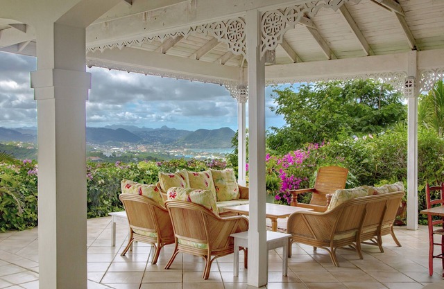 Zephyr Hill - 2 bedroom Villa with awe inspiring views 2 Villa by RedAwning