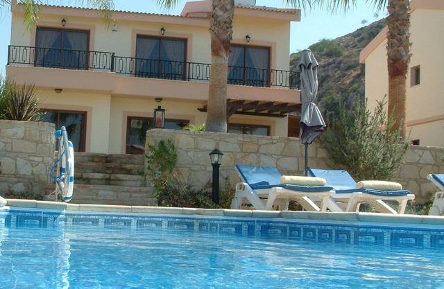 Zeus Villa. Villa de tres dormitorios con gran piscina privada y jardín paisajístico.
