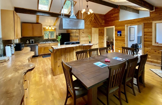 ZIGZAG Cabin! Nearby River and Mt Hood! Sleeps 12!