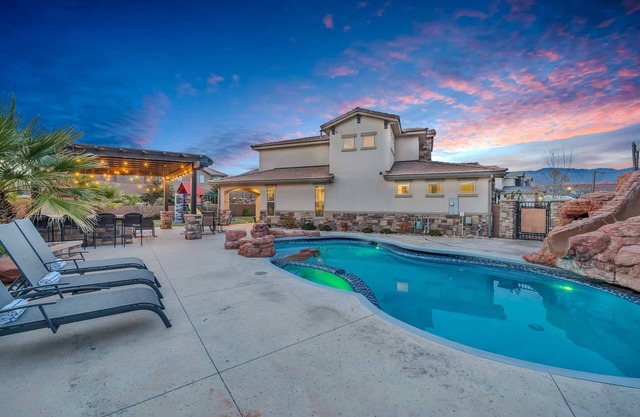 Zion Poolhouse - PRIVATE POOL! Backyard Oasis!