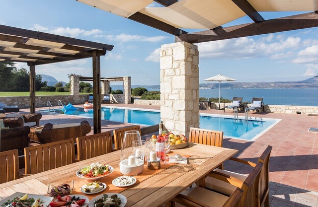 ZOE, beautiful sea views, private pool, huge lawn, very near the sea.