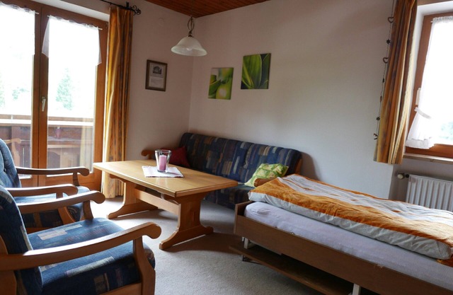 Apartamento de dos habitaciones, 54 m², balcón y cocina independiente.