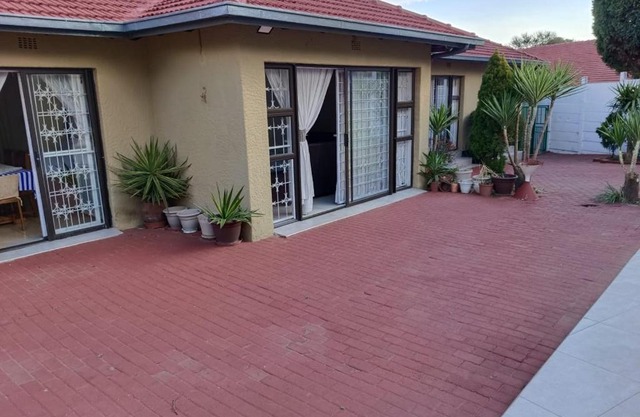 Zwelibanzi Guesthouse and Tourism