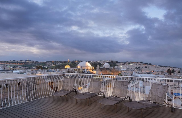 Old City Luxury Duplex with Rooftop by FeelHome
