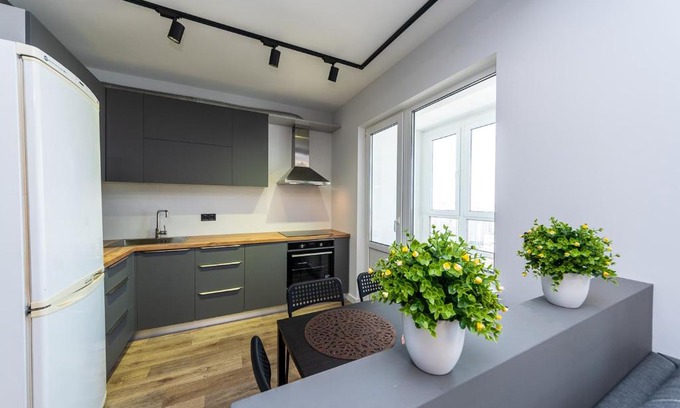 Darnyckyj Apartamento | Осокорки, видовая современная 3х комнатная с 2мя спальнями, рядом с Эпицентром.