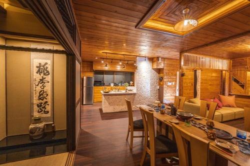 Ueno Villa | 『てぃぐまの宿』地平線まで見渡せる圧巻の屋外テラスビュー！300余年の歴史ある壺屋焼がご堪能出来る宿