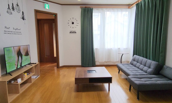 Otaru Casa | 小樽市にあり、小樽駅から徒歩13分の宿泊施設で、庭と無料専用駐車場を提供しています。ベッドルーム3室が備わる別荘です。