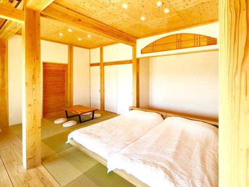 Okinawa Casa | 赤瓦の一軒家で伝統とモダンを満喫。ベッド6台、市内観光スポット車で15分以内。12時チェックアウト