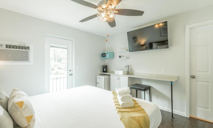 Chattanooga Hotel | 08 The Evans Room - A PMI Scenic City Vacation Rental