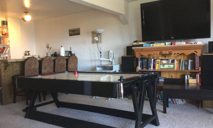 Tahoe Village Apartamento | 1 BD Quiet Lockoff Apartment with a Lakeview, Sauna, Billiard, Bar and Fireplace