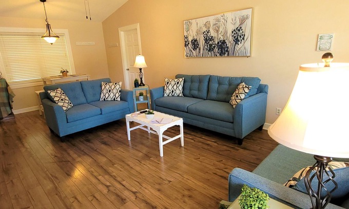 Athens Casa | 1 Bdrm home sleeps 2, 1 mile from I-65, Pets Stay Free, Fenced backyard