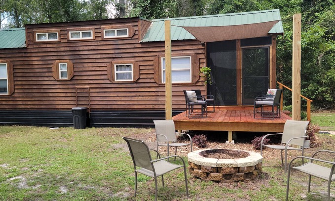 Jasper Cabina | 1 bedrm tiny house with sleeping loft, big yard, fire pit and screened in porch!