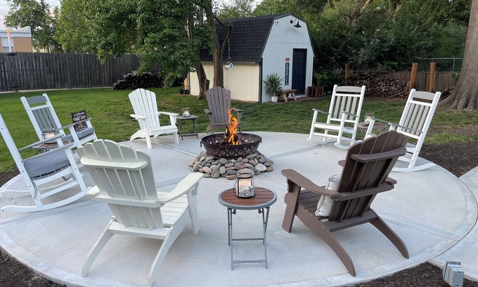 Lawrence Casa | 1 block from campus! 10 min walk to Allen Fieldhouse