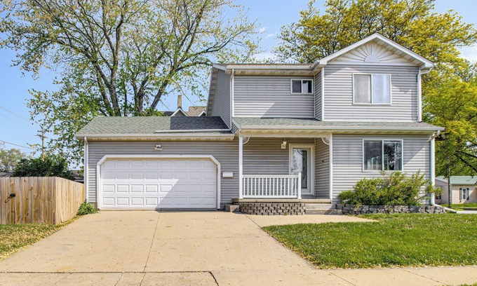 Oskaloosa Casa | 1 Block to Dtwn Oskaloosa: Family Home w/ Deck!