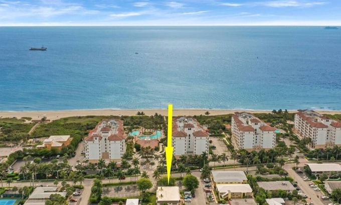 Palm Beach Shores Apartamento | 1 Block to the BEACH! King Beds! BBQ!