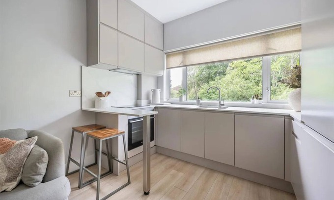 Snaresbrook Apartamento | 1 BR LUXURY APARTMENT, BRIGHT, CLOSE to 2 CENTRAL LINE STATIONS, SLEEPS 2