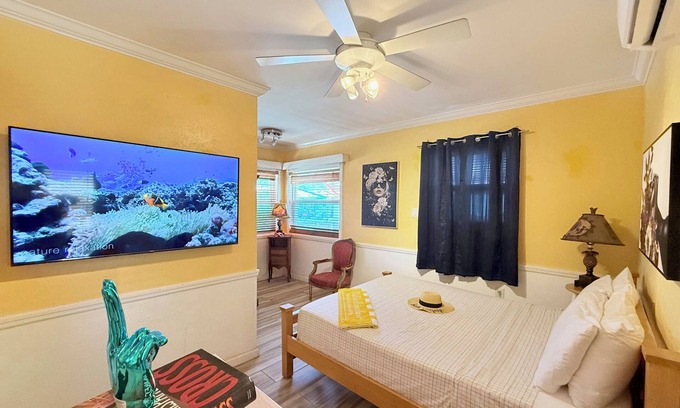 Hollywood Apartamento | 1 BR Suite Steps from the Sand, Prime Location with Beach chair/bikes/Hot tub