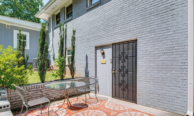 East Point Apartamento | 1 Mi to Train: ATL Area Apt w/ Patio & Shared Yard