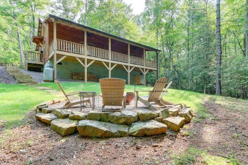 Murphy Casa | 10 Mi to Main St Murphy Cabin with Covered Deck!
