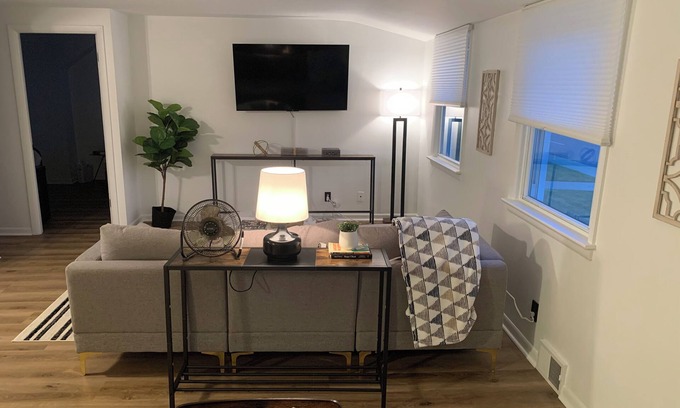 South Euclid Casa | 10 min from Clev Clinic 1 bedroom, full bath in S. Euclid upper level of duplex