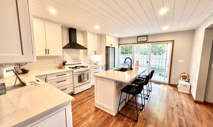 South Bend Casa | ☘️ 10 mins to Notre Dame, 4 Bedrooms, Garage Park, Restaurants Close. Go Irish!☘️