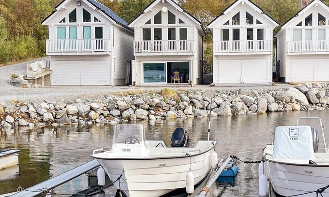 Haram Casa | 10 person holiday home in Brattvåg