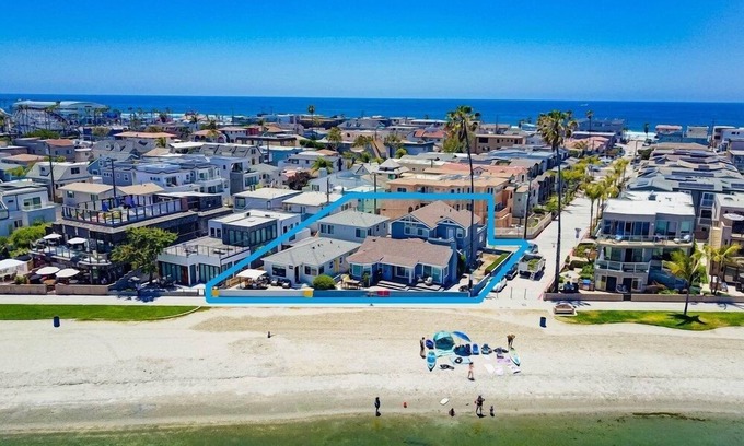 Mission Beach Villa | 100' of Water Front * 3 Houses * 7 Parking * AC