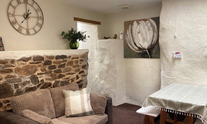 Holsworthy Complejo | 11.5 acre farm stay for whole family in 3 x cottages-sole use pool/hot tub/river