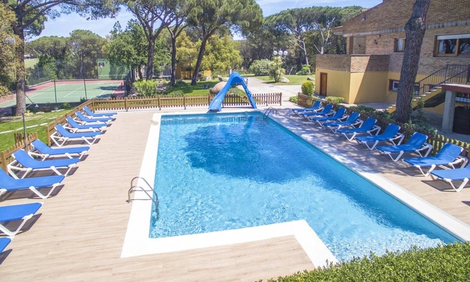 Cassa de la Selva Villa | Casa rural con 12 Habitaciones|33pax|Pista de Tenis, BBQ, WiFi, Gran piscina