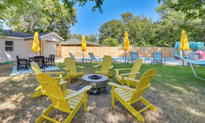 Tulsa Casa | 12 Mi to BOK Center: Pet-Friendly Home w/ Yard!