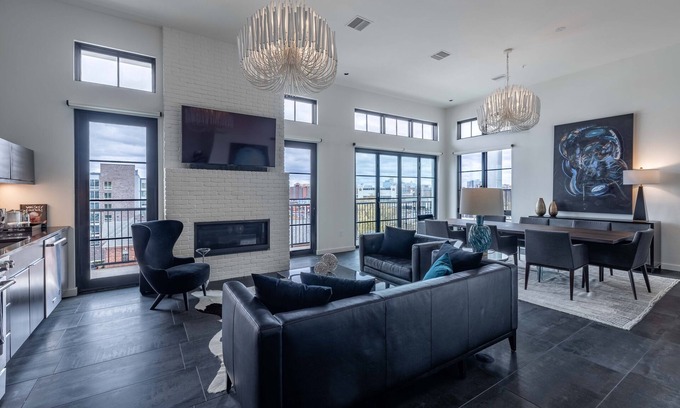 West End Hotel | 121 Hotel by AvantStay | Modern Penthouse Suite w/ Living Area & Kitchen!