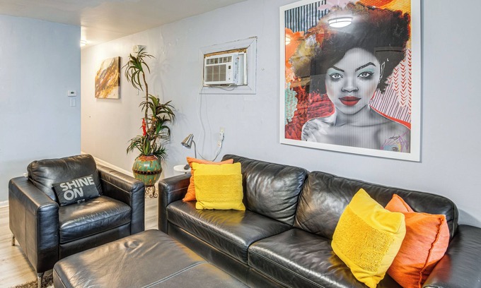 Ashburn Apartamento | 14 Mi to Dtwn Chicago: Studio in Ashburn!