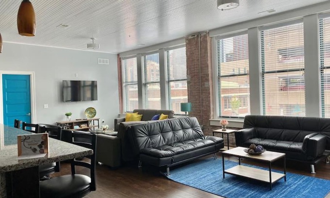 Downtown Kansas City Hotel | 1480Sq ft 2BR 2BA LOFT Downtown KC Historic Build