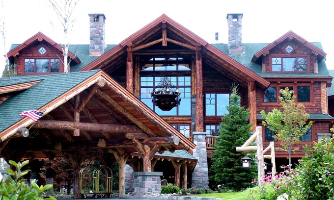 Lake Placid Condominio | 15-45% de descuento: Whiteface Lodge: piscinas, jacuzzis, spa, sala de juegos y teatro.