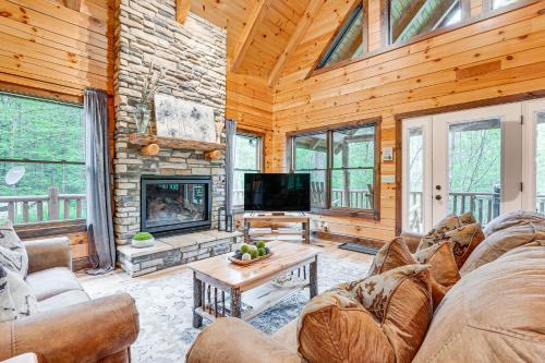 Logan Casa | 15 Mi to Hocking Hills Secluded Cabin with Hot Tub