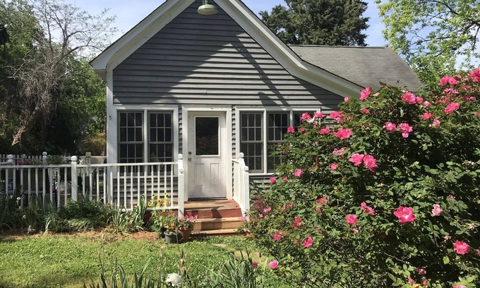 Hillsborough Casa | 1898 Mill House in Historic District: Lunarose Cottage and Artist Retreat